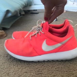 Glow in the dark pink nike roshe